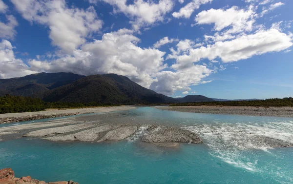 Rio de água glacial derretida, costa ocidental da Nova Zelândia — Fotografia de Stock