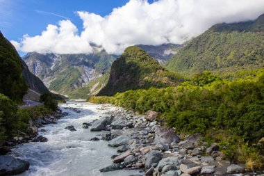 Erimiş buzul suyu nehri, Yeni Zelanda 'nın batı kıyısı.