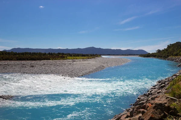Rio de água glacial derretida, costa ocidental da Nova Zelândia — Fotografia de Stock