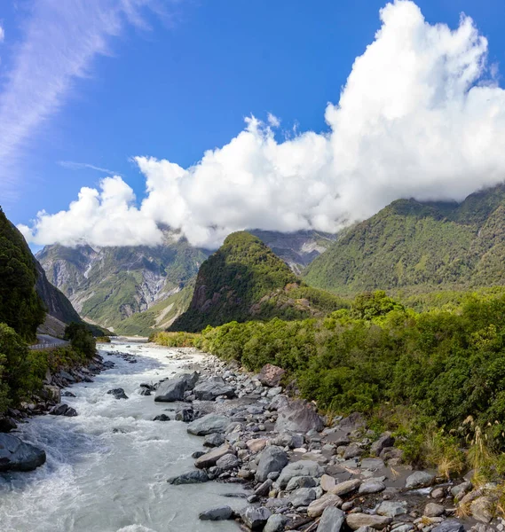 Rio de água glacial derretida, costa ocidental da Nova Zelândia — Fotografia de Stock