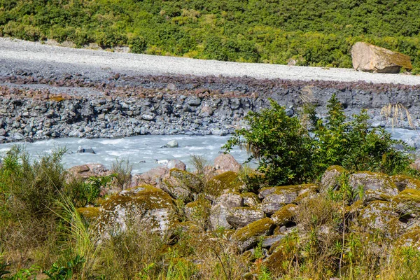 Veduta del fiume di acqua glaciale sciolta dal ghiacciaio Fox — Foto Stock