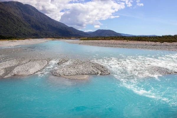 Řeka roztavené ledové vody, západní pobřeží Nového Zélandu — Stock fotografie