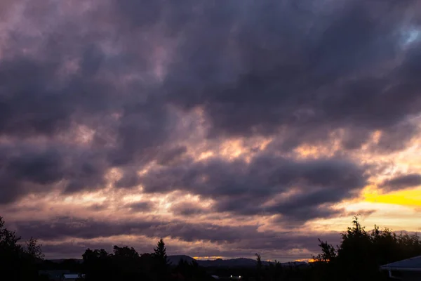 Драматическое небо заката над Тонгариро, Новая Зеландия — стоковое фото