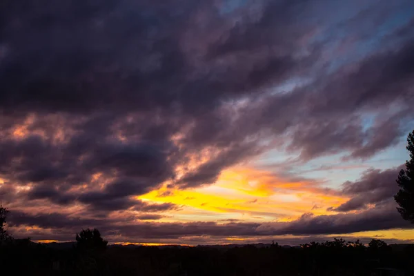 Céu de pôr-do-sol dramático sobre Tongariro, Nova Zelândia — Fotografia de Stock