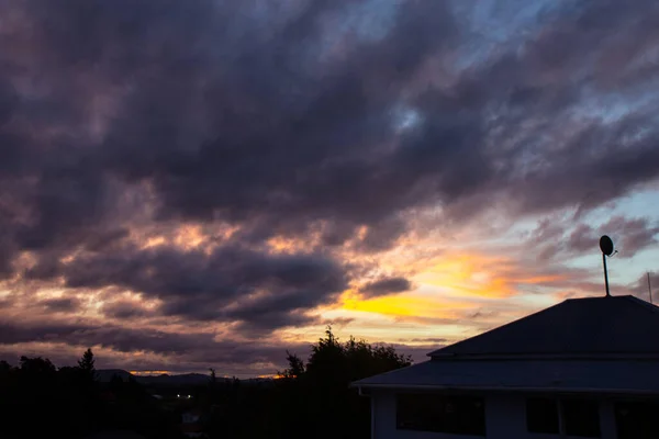 Dramatische zonsondergang hemel boven Tongariro, Nieuw-Zeeland — Stockfoto