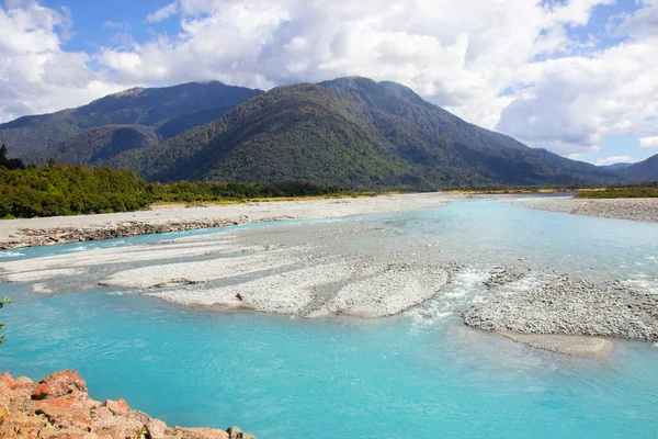 Fluss aus geschmolzenem Gletscherwasser, Westküste Neuseelands — Stockfoto