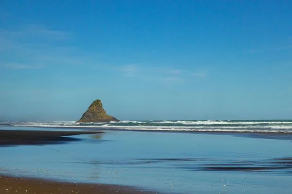 Vista acantilado alrededor de la playa de Karakere, Isla del Norte —  Fotos de Stock