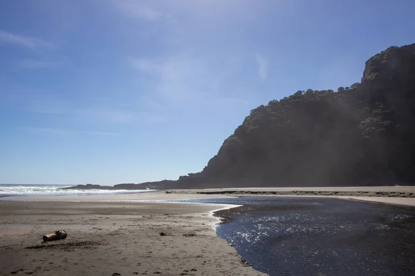 Vista acantilado alrededor de la playa de Karakere, Isla del Norte —  Fotos de Stock