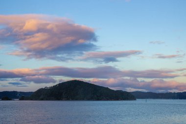 Pasifik Okyanusu üzerinde güzel bir gün batımı, Yeni Zelanda