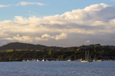 Pasifik Okyanusu üzerinde güzel bir gün batımı, Yeni Zelanda