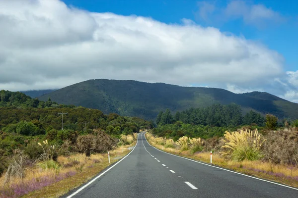 Route à travers le parc national des Tongariro, Nouvelle-Zélande — Photo