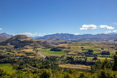 Crown Range Yolu 'ndan vadi manzaralı Cardrona, Yeni Zelanda