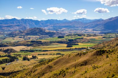Crown Range Yolu 'ndan vadi manzaralı Cardrona, Yeni Zelanda