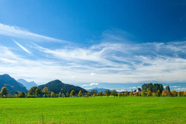 Åkrar och ängar i Bayerska Alperna, Tyskland — Stockfoto