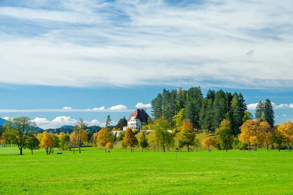 Åkrar och ängar i Bayerska Alperna, Tyskland — Stockfoto