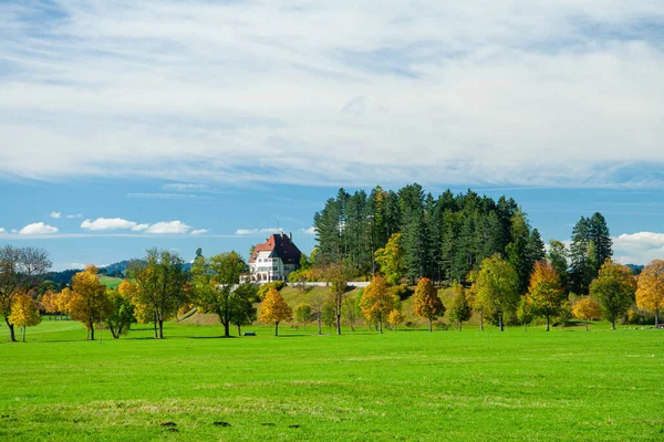 Velden en weiden van Beierse Alpen, Duitsland — Stockfoto