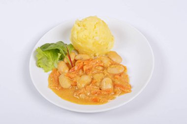 Havuç ve patates üzerinde beyaz bir arka plan ile fasulye