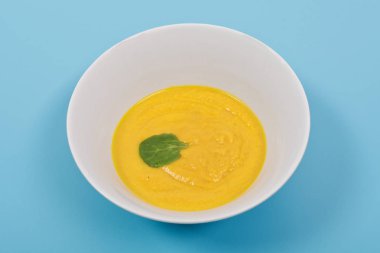 Miso ile mavi bir arka plan üzerinde sebze sebze çorbası