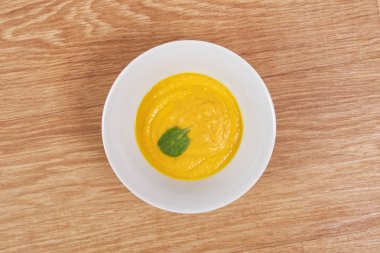 Ahşap bir masa üzerinde sebze ile miso sebze çorbası