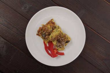Azuki ile ahşap bir masa üstünde buhar sebze