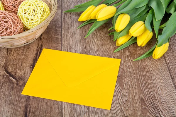 Sobre Amarillo Con Tulipanes Sobre Una Mesa Madera —  Fotos de Stock