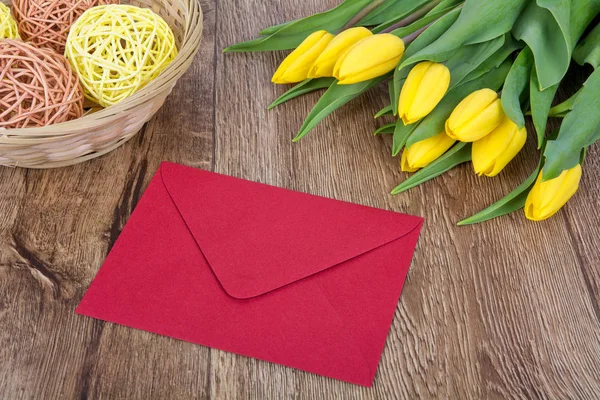 Roter Umschlag Mit Tulpen Auf Einem Holztisch — Stockfoto