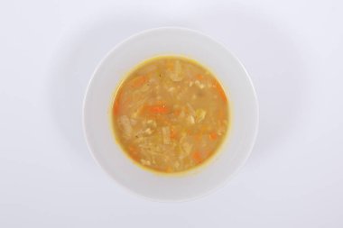 Makarna ve sebzeler üzerinde beyaz bir arka plan ile çorbası