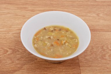 Makarna ve ahşap bir masa üzerinde sebze çorbası