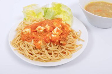 Bolognese makarna ile tofu beyaz bir arka plan üzerinde