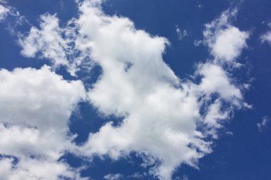 Metin arkaplanı için alanı olan düz beyaz bulutlu açık mavi gökyüzü