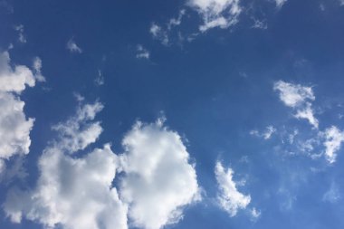 Metin arkaplanı için alanı olan düz beyaz bulutlu açık mavi gökyüzü