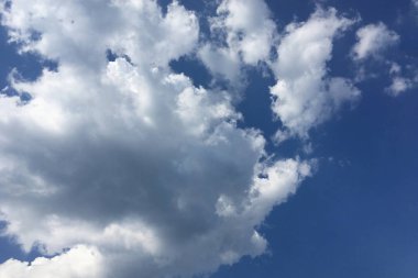 Metin arkaplanı için alanı olan düz beyaz bulutlu açık mavi gökyüzü