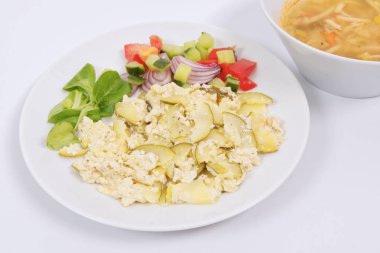 Beyaz bir arka plan üzerinde sebze salatası kabak pişmiş