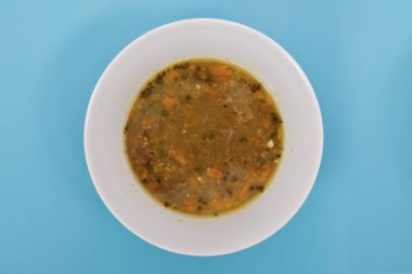 Mavi arka planda havuç ile mercimek çorbası