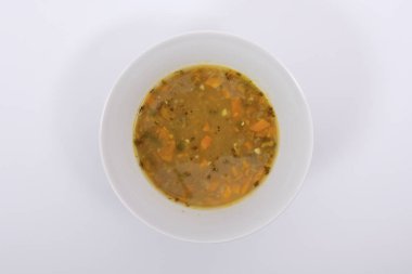 Beyaz arka planda havuç ile mercimek çorbası