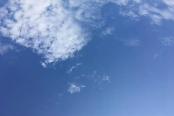 真っ青な空に白い雲とテキストの背景 — ストック写真
