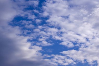 Metin arkaplanı için alanı olan düz beyaz bulutlu açık mavi gökyüzü