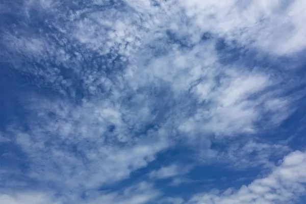 真っ青な空に白い雲とテキストの背景 — ストック写真