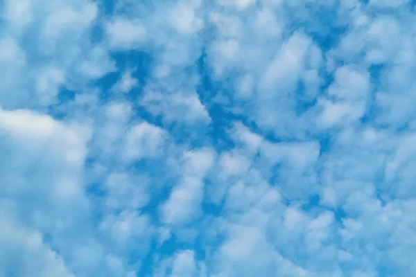 Schöner blauer Himmel mit Wolken Hintergrund — Stockfoto