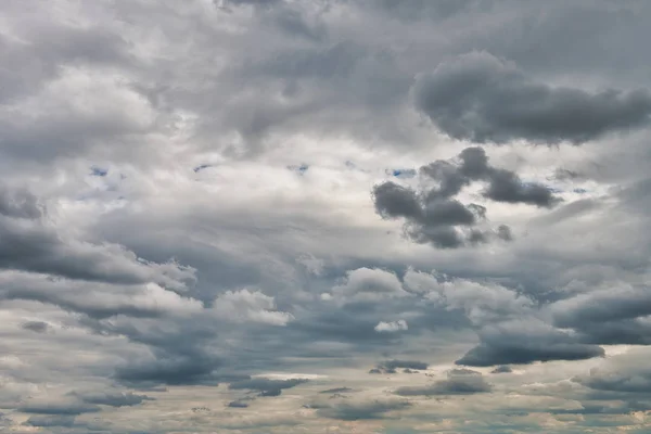 Bedeckter Himmel mit dunklen Wolken lizenzfreie Stockbilder