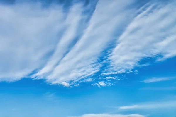 Blauer Himmel Hintergrund mit weißen Wolken — Stockfoto