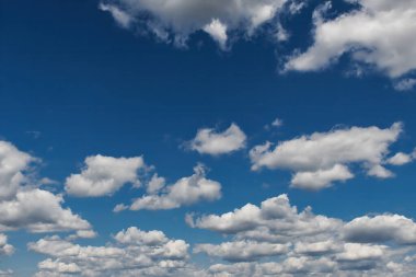 Arkaplan olarak bulutlar olan mavi gökyüzü arkaplanı