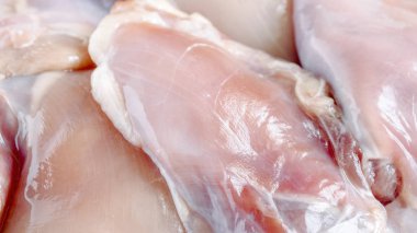 Taze derisiz tavuk uyluk. Gıda arka plan. Yakın çekim