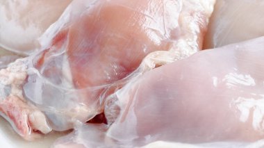 Taze derisiz tavuk uyluk. Gıda arka plan. Yakın çekim