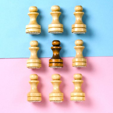 Satranç piyon. Pembe ve mavi arka plan. Düz yatıyordu kavramı. Pastel tonları