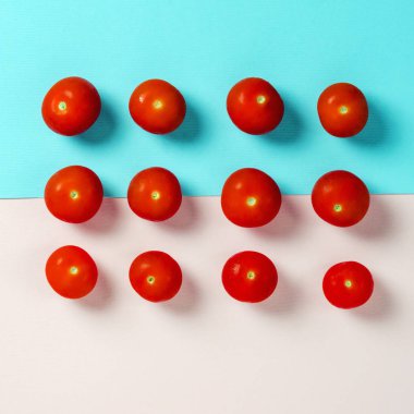 Taze kiraz domates. Pembe ve mavi arka plan. Düz yatıyordu. Gıda kavramı. Pastel tonları