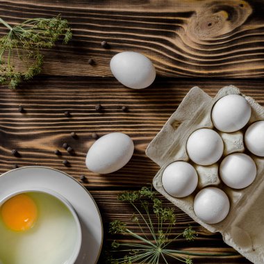 Ayırma sarısı küçük bir kapta yumurta ve yumurta içinde belgili tanımlık tepsi. Gıda kavramı