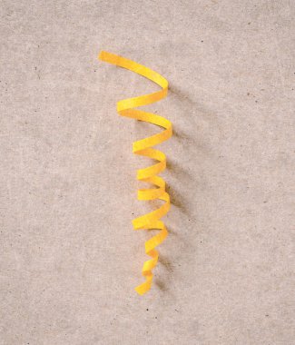 Sarı kağıt flama. Karnaval parti konsept