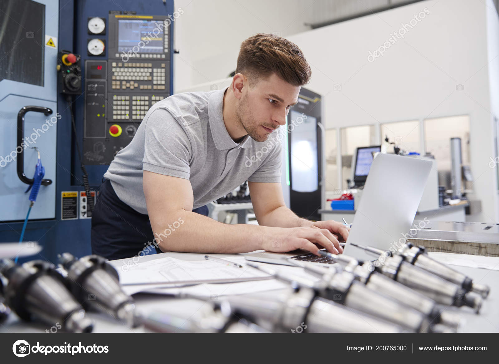 Оператор станков с программным управлением женщины. Программист оператор станков. Программист станков с чпу. Программист станков с чпу. Наладчик кипиа.