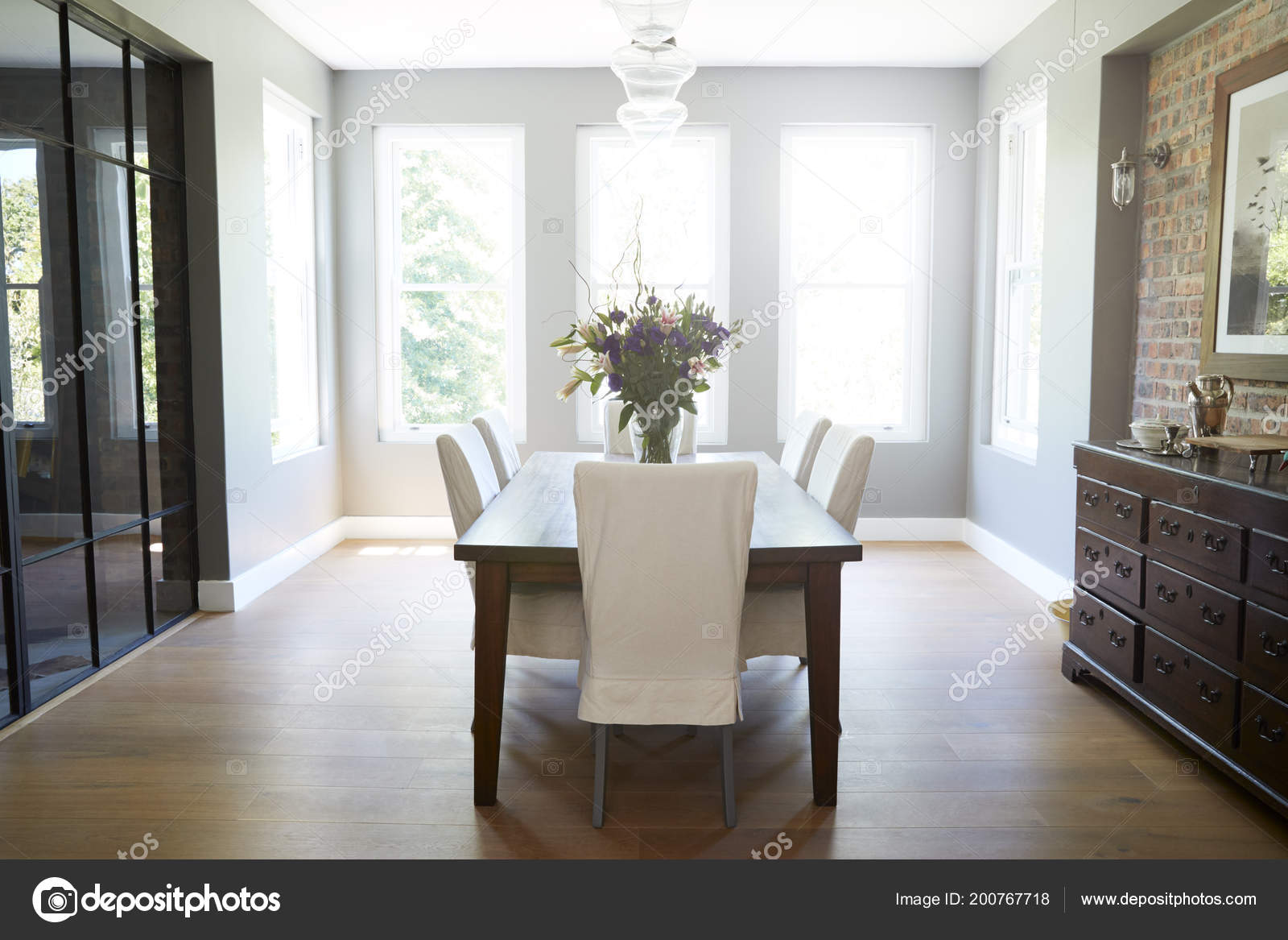 Moderno Mobiliario Comedor Interno — Foto de stock © monkeybusiness ... Moderno Mobiliario Comedor Interno — Foto de stock © monkeybusiness ...